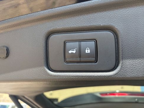 Used 2025 Nissan Pathfinder SV FWD image 23