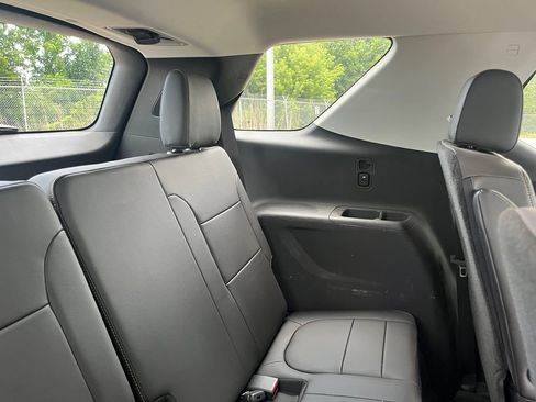 Used 2021 Chevrolet Traverse RS FWD image 32