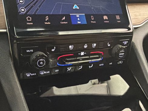 Used 2022 Jeep Grand Cherokee Summit AWD/4WD image 29