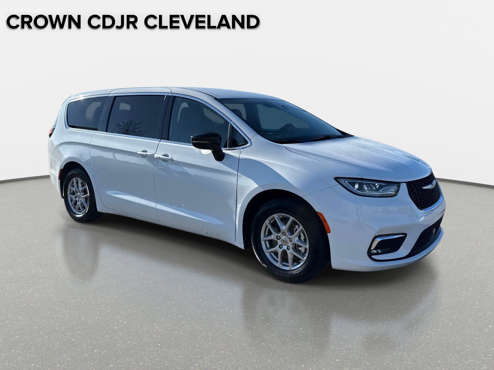 Used 2025 Chrysler Pacifica Select FWD image 2
