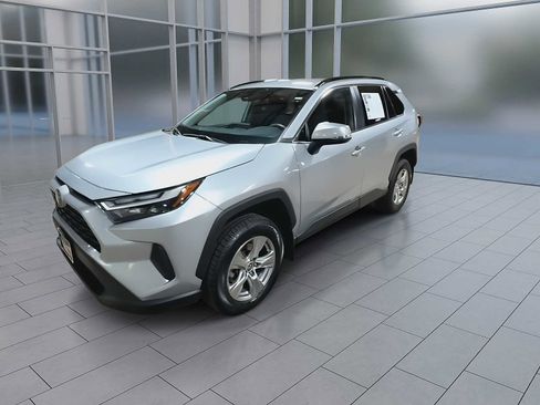 Used 2022 Toyota RAV4 XLE AWD/4WD image 4