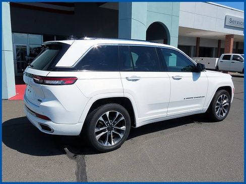 Used 2023 Jeep Grand Cherokee Overland w/ Luxury Tech Group IV AWD/4WD image 8