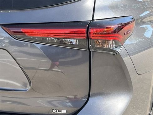 Used 2024 Toyota Highlander XLE image 7