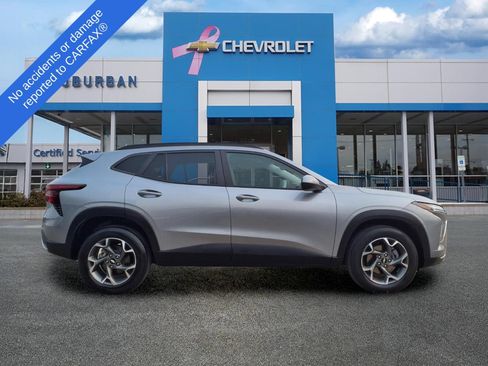 Used 2024 Chevrolet Trax LT w/ Sunroof Package FWD image 4