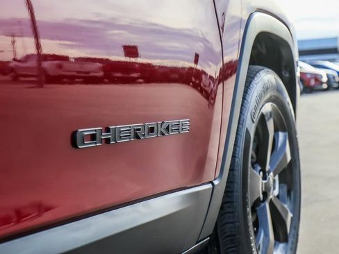 Used 2019 Jeep Cherokee Latitude Plus AWD/4WD image 11