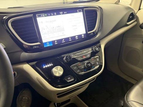 Used 2023 Chrysler Pacifica Touring-L image 19