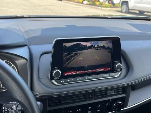 Used 2025 Nissan Rogue S AWD/4WD image 25