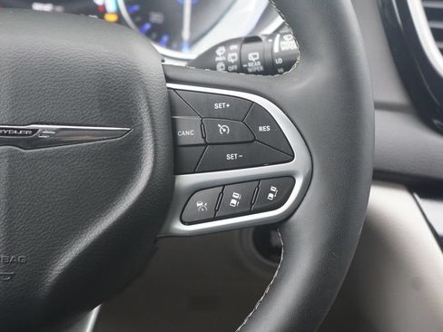 Used 2024 Chrysler Pacifica Touring-L FWD image 15