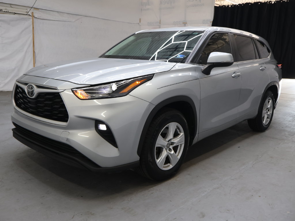 Used 2024 Toyota Highlander LE FWD image 3