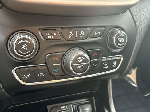 Certified 2017 Jeep Cherokee Latitude w/ Comfort/Convenience Group image 24