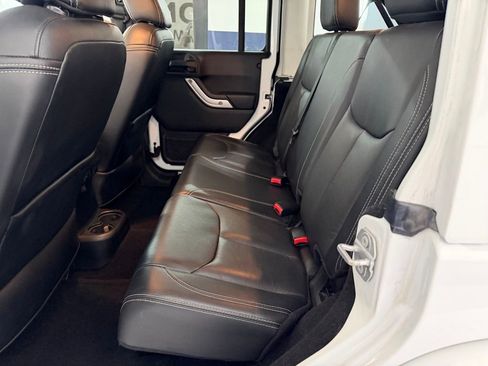 Used 2017 Jeep Wrangler Unlimited Sahara w/ Connectivity Group AWD/4WD image 13