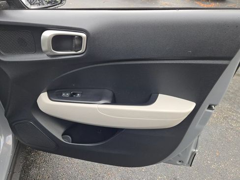 Used 2023 Hyundai Venue SEL FWD image 13
