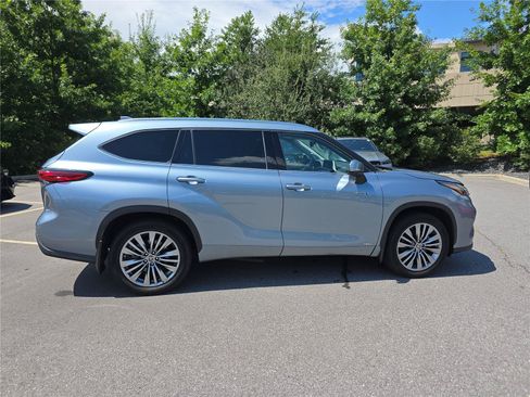 Used 2021 Toyota Highlander Platinum AWD/4WD image 2