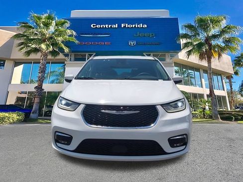 Used 2023 Chrysler Pacifica Touring-L FWD image 3