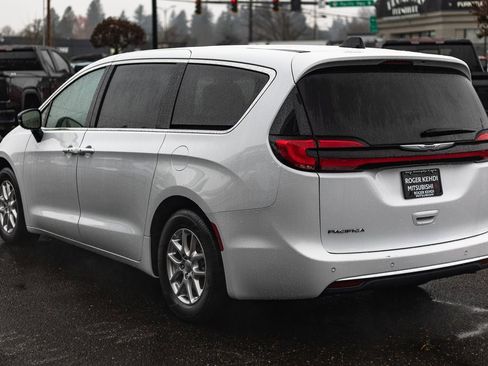 Used 2024 Chrysler Pacifica Touring-L image 10