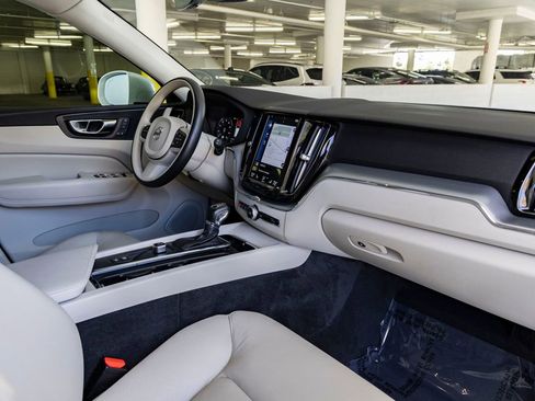 Used 2018 Volvo XC60 T5 Momentum w/ Vision Package image 28