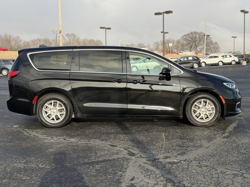 Used 2024 Chrysler Pacifica Touring-L image 8