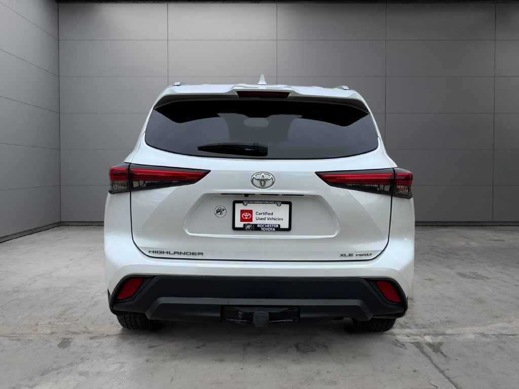 Certified 2022 Toyota Highlander XLE AWD/4WD image 4