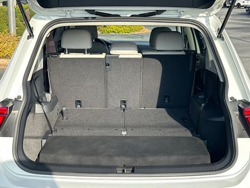 Used 2021 Volkswagen Tiguan SE w/ Panoramic Sunroof Package FWD image 17