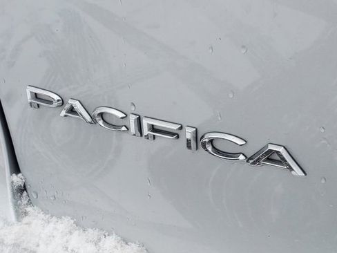 Used 2024 Chrysler Pacifica Touring-L image 7