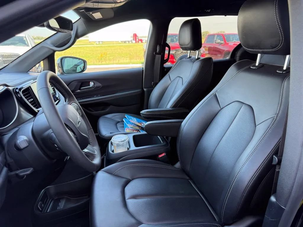 Used 2026 Chrysler Pacifica Select FWD image 13