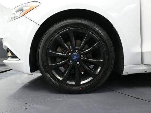 Used 2017 Ford Fusion SE image 16