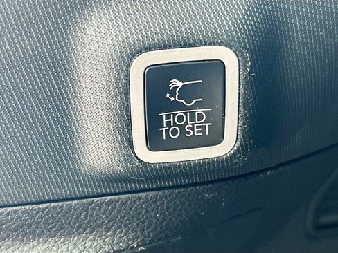 Used 2024 Jeep Grand Cherokee Altitude AWD/4WD image 15