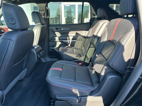 Used 2025 Chevrolet Traverse RS image 15