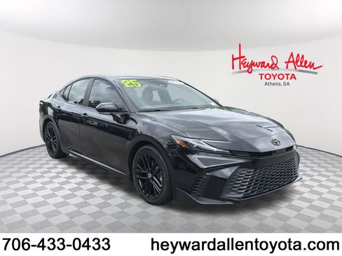 Certified 2025 Toyota Camry SE FWD image 1