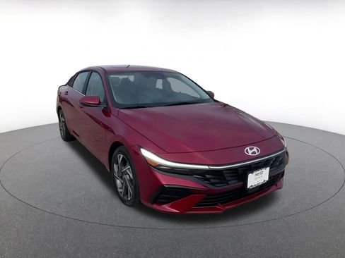 Used 2025 Hyundai Elantra Limited image 3
