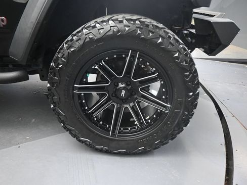 Used 2023 Jeep Wrangler Unlimited Rubicon w/ Cold Weather Group AWD/4WD image 22