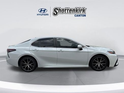 Used 2024 Toyota Camry SE image 4