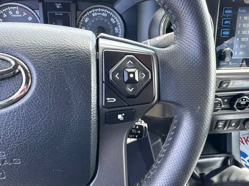 Used 2017 Toyota Tacoma TRD Off-Road w/ Premium & Technology Package AWD/4WD image 18
