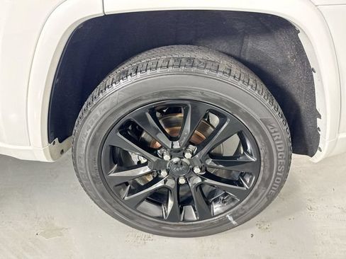 Used 2018 Jeep Grand Cherokee Altitude AWD/4WD image 5