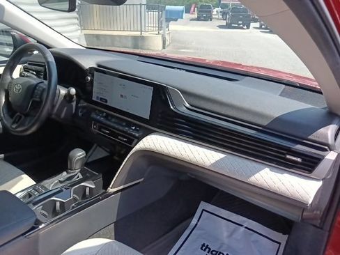 Used 2025 Toyota Camry XLE FWD image 32