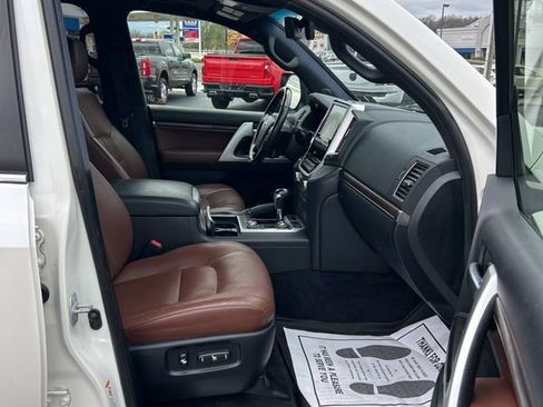Used 2017 Toyota Land Cruiser image 4