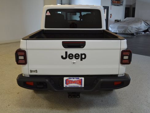 Used 2025 Jeep Gladiator Sport AWD/4WD image 4