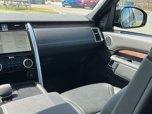 Used 2025 Land Rover Discovery Dynamic SE image 25