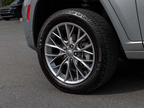 Used 2023 Jeep Grand Cherokee Summit AWD/4WD image 7