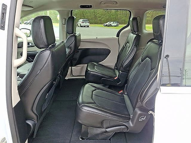 Used 2024 Chrysler Pacifica Touring-L FWD image 13