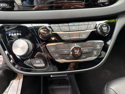 Used 2020 Chrysler Pacifica Touring-L w/ Advanced Safetytec Group image 11