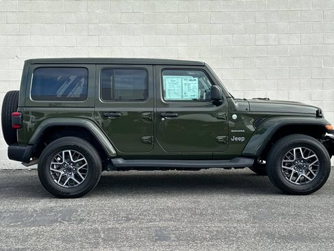Used 2024 Jeep Wrangler Unlimited Sahara w/ Technology Group AWD/4WD image 3