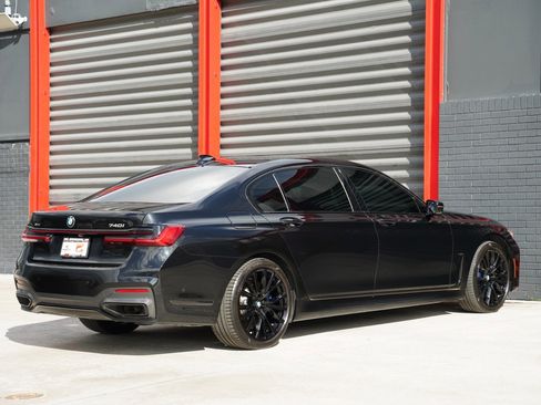 Used 2021 BMW 740i xDrive w/ M Sport Package image 7