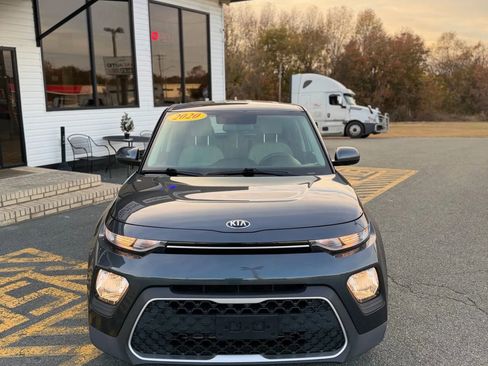 Used 2020 Kia Soul LX image 2