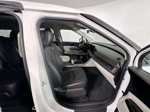 Used 2023 Kia Carnival EX FWD image 29