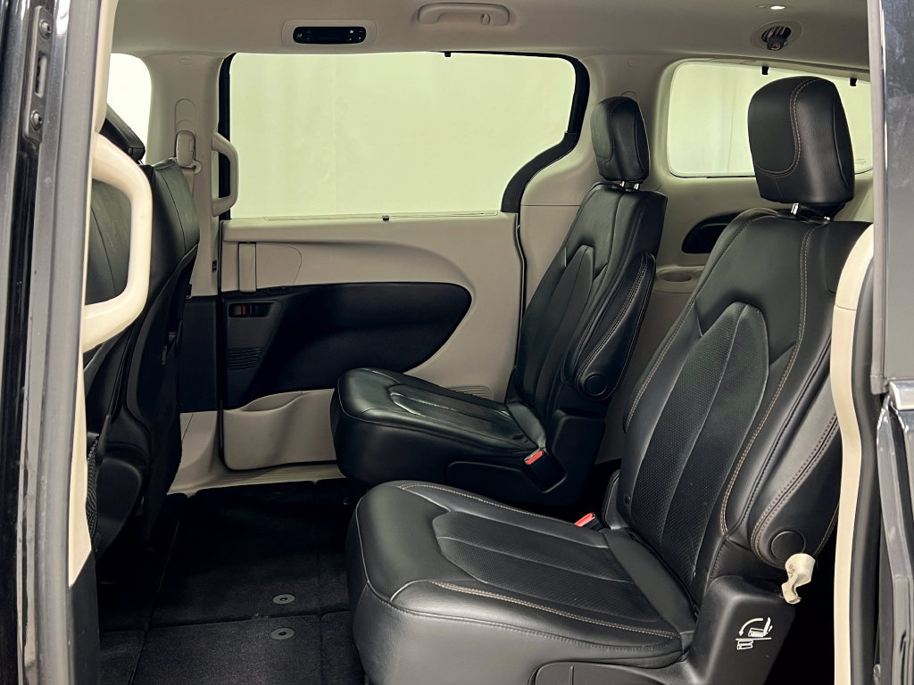 Used 2019 Chrysler Pacifica Touring-L FWD image 32