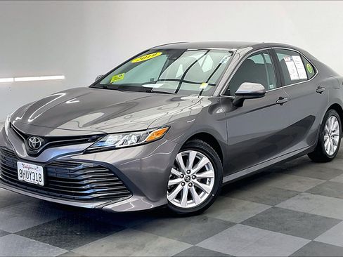 Used 2019 Toyota Camry LE FWD image 9