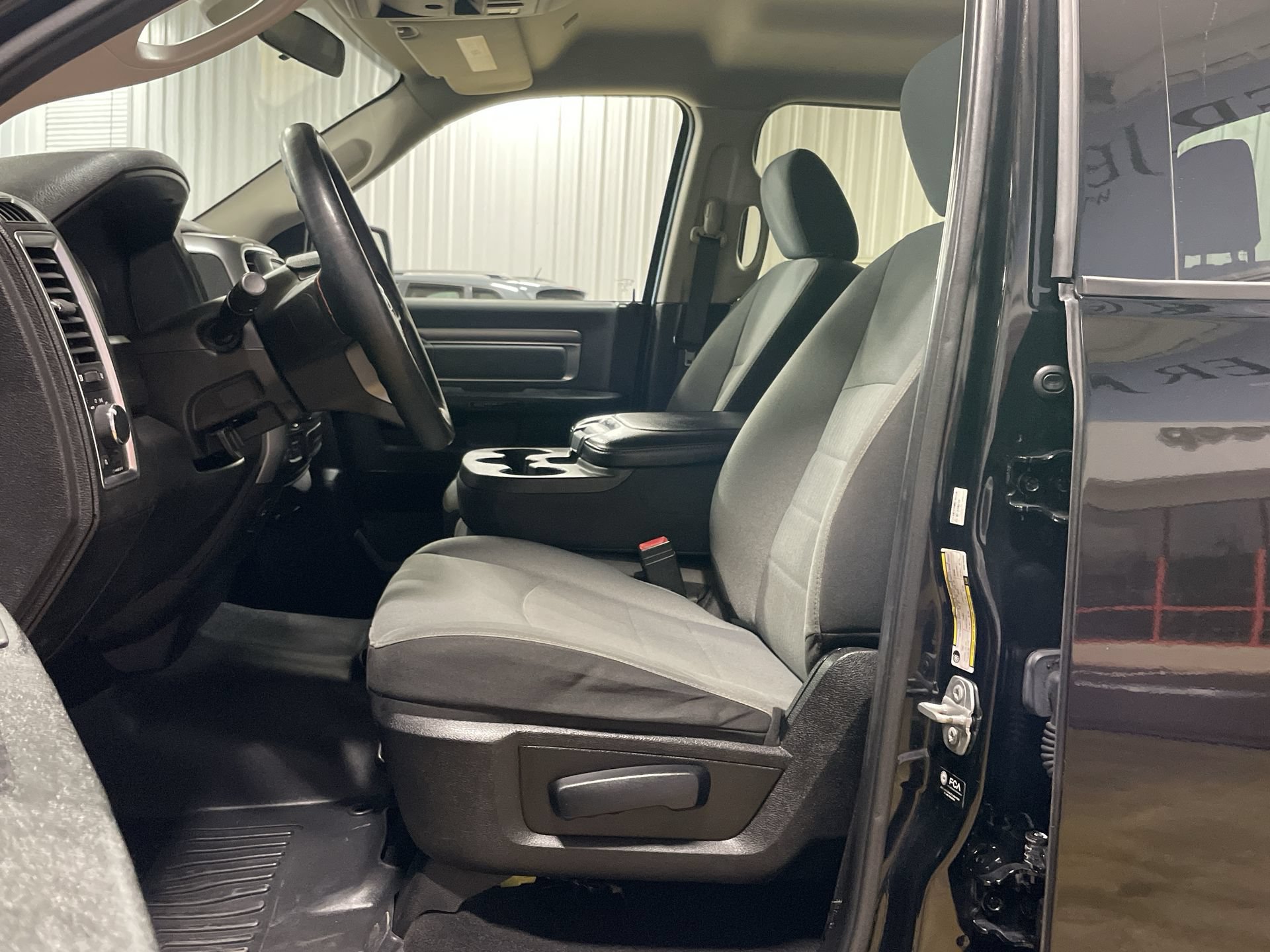 Used 2022 RAM 1500 Classic SLT AWD/4WD image 14