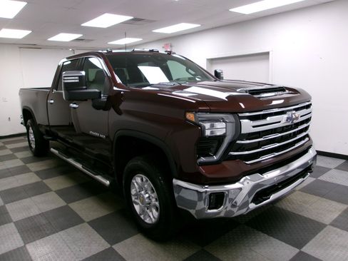 Used 2024 Chevrolet Silverado 2500 LTZ w/ LTZ Convenience Package AWD/4WD image 14