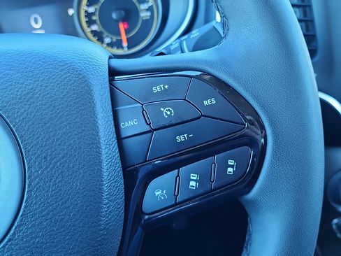 Used 2023 Jeep Cherokee Altitude Lux image 17